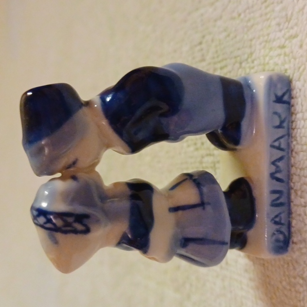 Danmark Holland Boy And Girl Kissing Glazed Pottery Figurine